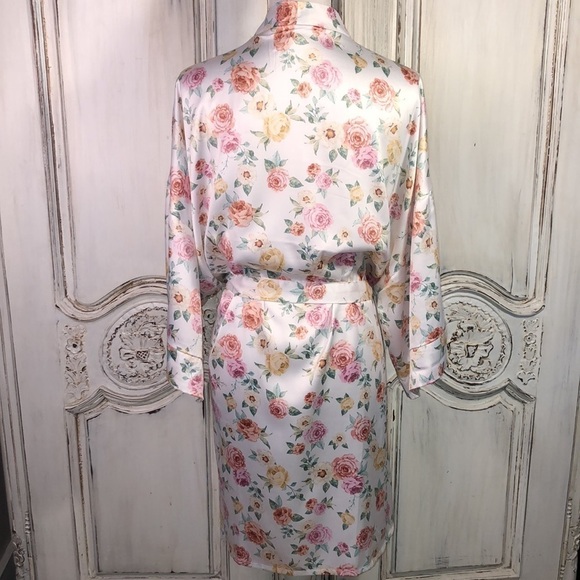 Soho Apparel Silky Floral on Cream Ground Kimono Robe with Self Belt Size 1XL - Picture 7 of 10